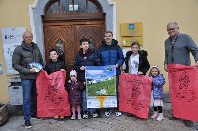 
 Abfallsammeln beginnt in Frauental bei den drei Bildungseinrichtungen, die Kinder sind wieder mit Freude und Eifer dabei! (im Bild mit Bgm.Bernd Hermann und Vizebgm.Günter Steinbauer) | Foto: Strohmeier