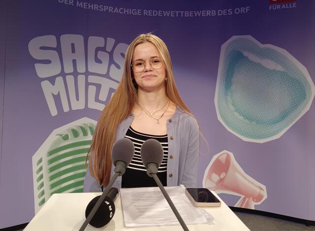 Mit ihrer zweisprachigen Rede zum Thema „Meine Träume können fliegen!“, begeisterte Irma Bešić das Publikum und die Jury. | Foto: Gymnasium Werndlpark