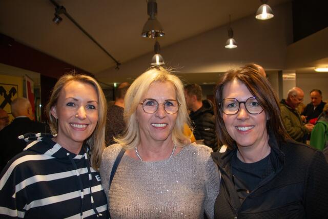 Über unsere Politiker konnten Manuela Mayerhofer, Monika und Karina Panzenböck (v.l.) bei den "Comedy Hirten" in der Stadthalle zumindest an einem Abend lachen. 