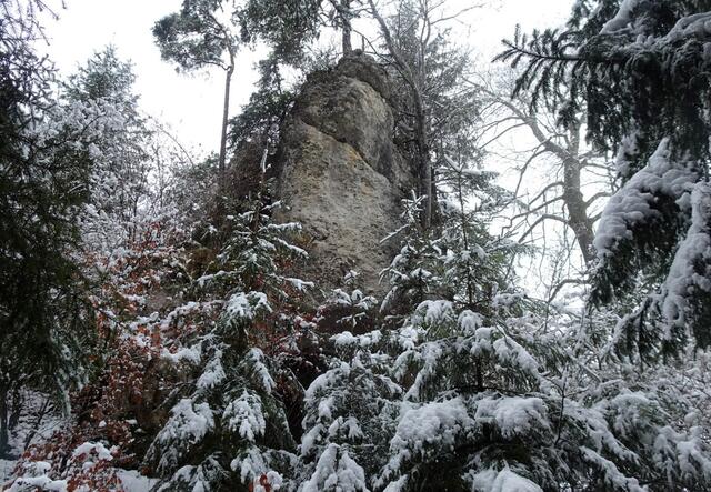 Ich inspiziere diesen mächtigen Felsklotz.