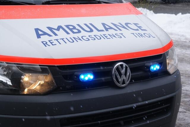 Die fünf verletzten Personen wurden mit Rettungsfahrzeugen ins KH Zams zur weiteren Behandlung eingeliefert. | Foto: ÖRK Reutte/BB Archiv / Symbolbild