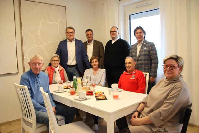 Gemeinschaftspflege: Vertreter von OSG, Gemeinde und Pfarre eröffneten gemeinsam mit den Bewohnern der Wohnanlage den Raum.