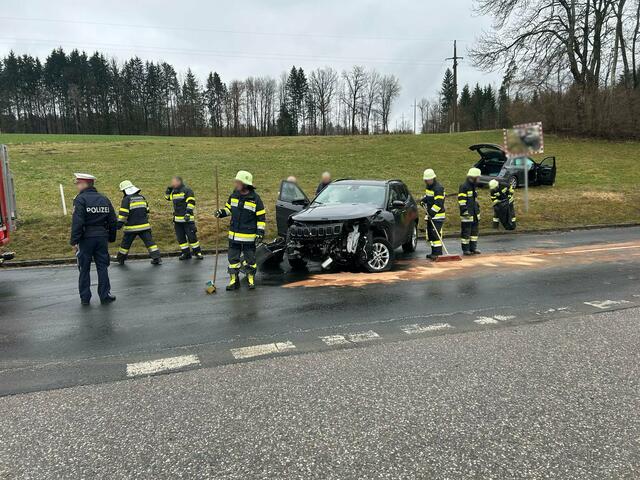Frontalzusammenstoß zweier Fahrzeuge auf der L99. | Foto: Freiwillige Feuerwehr Köttmannsdorf
