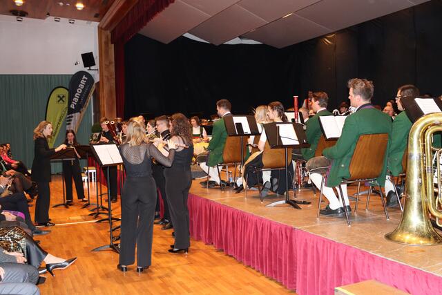 Ein hochkarätiges Jubiläumskonzert wurde am 15. März im Stadtsaal Landeck geboten. Vorne zu sehen ist die "Harmoniemusik prima la musica" mit Dirigentin Andrea Götsch, hinten die Stadtmusikkapelle Landeck unter der musikalischen Leitung von Helmut Schmid.  | Foto: Elisabeth Zangerl