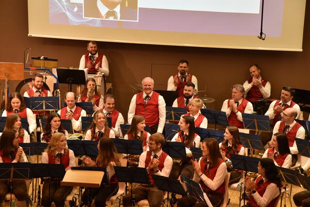 Ganz besonders freut es den Musikverein Kimpling ihrem langjährigen Musikerkollegen Rudolf Mühlberger das Verdienstkreuz in GOLD für seine langjährige Musikertätigkeit und sein Engagement im Verein verleihen zu dürfen!