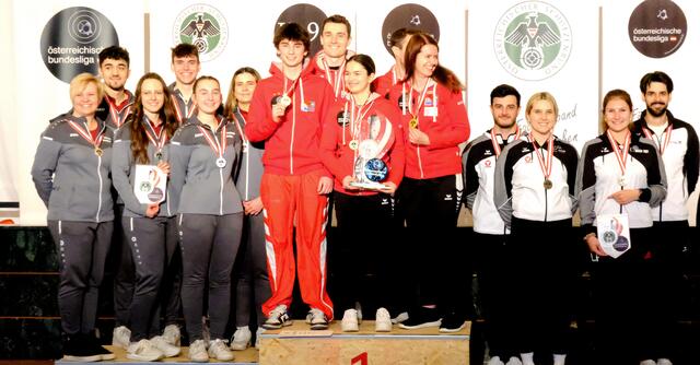 Die erfolgreichen Mannschaften aus Scheffau (links) und Thaur (rechts) auf den Plätzen zwei und drei beim Bundesliga-Finale 2025 für Luftgewehr in Hohenau (NÖ) | Foto: Christian Kramer / TLSB