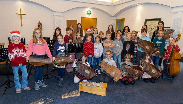 "Die Zahl der ZitherspielerInnen, vor allem bei den Kindern,  wächst stetig" (Vanessa Lettner, Musikschullehrerin und Workshopleiterin)