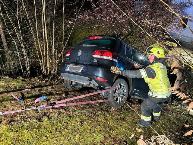 Unter schwierigen Bedingungen konnte das Auto geborgen werden. | Foto: Feuerwehr Ferlach