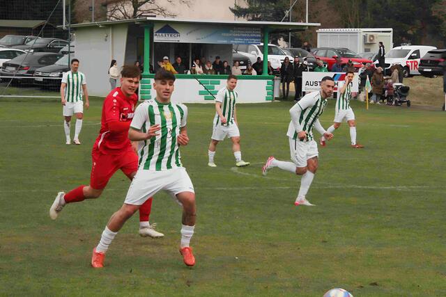Schlaining startete fulminant und druckvoll in das Derby der 1. Klasse Süd - im Strafraum waren Glavas, Csire, Kiss und Szendrödi jedoch zu unentschlossen um Hodis ernsthaft zu gefährden.