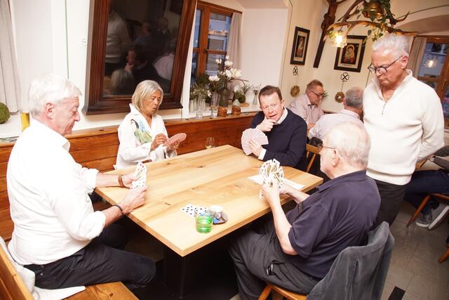 Der ORF-Journalist Roland Adrowitzer (l) ist von den Anfängen an ein treuer Gast des Turniers.  | Foto: Helmut Eder
