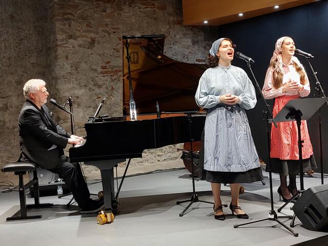 Roman Grinberg und die Mezzosopranistinnen Hannah Tamar und Maria Tarnavskaya präsentierten jiddische Musik. | Foto: Karl Kreska