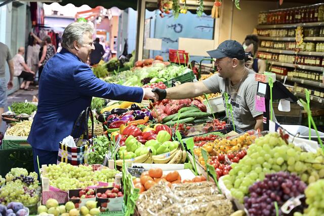 Der Schlingermarkt in Floridsdorf wird umgestaltet. Mehr Begrünung und ein Ausbau des Angebots sind vorgesehen. | Foto: Stadt Wien/Jobst