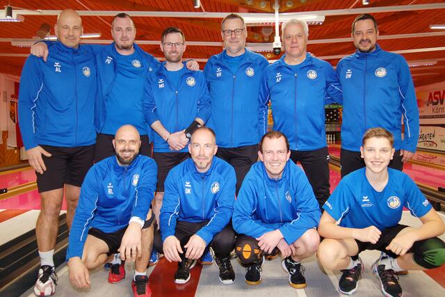 KSK Klagenfurt-Magdalensberg – Meister der 1. Bundesliga Ost 2024/2025
Stehend von links: Andrej Lahovec, Patrick Geier, Martin Oberrauner, Obmann Werner Rössler, Adolf Pichler und BL-Kapitän Daniel Waldhauser; hockend: Roman Leitner, Dominik Konec, Günter Snieder jun. und Rafael Waldhauser