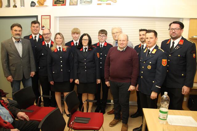 Stadtrat Markus Trampusch, Kommandant Thomas Visotschnig, die Angelobten Günther Petschauer, Nastasja Picej, Fabian Kapun, Tanja Kotnik, Daniel Enzi, Bürgermeister Stefan Visotschnig, Stadtrat Manfred Daniel, Abschnittsfeuerwehrkommandant-Stellvertreter Michell Jamer, Bezirksfeuerwehrkommandant Patrick Skubel, Gemeindefeuerwehrkommandant Rainer Findenig (von links) | Foto: FF Rinkenberg