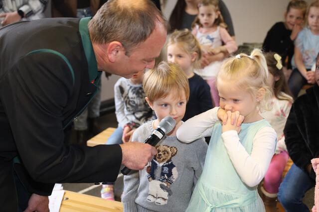 Bürgermeister Johannes Suppan ließ auch die Kinder zu Wort kommen. | Foto: Kopcsandi