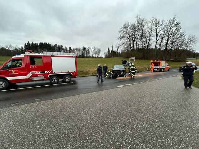 Die Fahrspur wurde zwischenzeitlich gesperrt. | Foto: Freiwillige Feuerwehr Köttmannsdorf