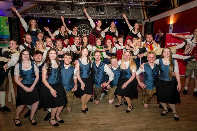 Die ausgefallene Choreografie der Polonaise sorgte für restlose Begeisterung unter den vielen Gästen des diesjährigen Bezirksballs der Landjugend Villach.