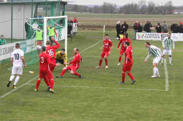 Glavas, Csire, Hera und Nagy berannten im Finish das Gästetor - Hodis spielte den "Dreier" jedoch gekonnt nach Hause. 