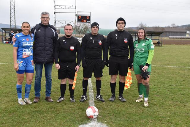 Spielpatronanz Bank Burgenland: FC Südburgenland-Kapitänin Katja Graf, Filialleiter Oberwart Manfred Toth, Assistent Adnan Velic, Schiedsrichter Sami Pilana, Assistent Abdüssamet Aslan, Nadja Schaar (Kapitänin Horn) | Foto: Michael Strini