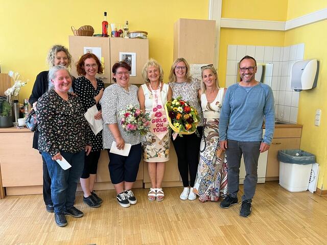 Als die Klassenvorständin der "Versuchsklasse" Frau Schmalzl in Pension ging, verabschiedeten sie einige ihrer Schützlinge persönlich. | Foto: Schmalzl