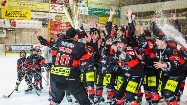 ... und letztendlich den Meisterpokal in Empfang nehmen durften. | Foto: Ripu