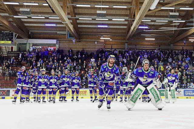 Im vergangenen Freitag verloren die Adler mit 2:4 gegen Bozen und verabschiedeten sich damit für diese Saison. | Foto: VSV/Krammer