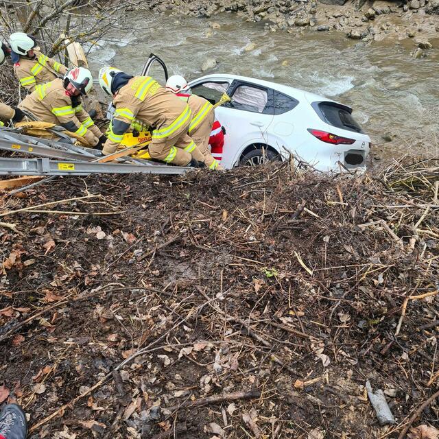 Nach einem schweren Verkehrsunfall mussten zwei Insassen von der Freiwilligen Feuerwehr Leogang aus dem Unfallfahrzeug gerettet werden. | Foto: Freiwillige Feuerwehr Leogang