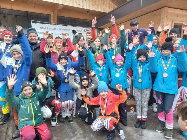 Groß war die Freude bei den Slalomtagessiegern im Gailtalcup auf der Piste Dorfabfahrt in Obertilliach.  | Foto: Astner/KK