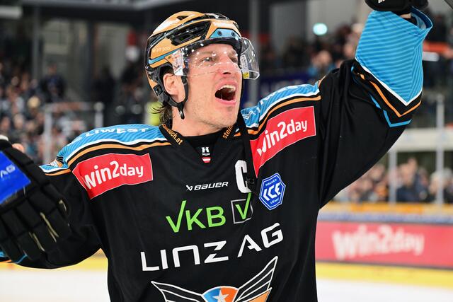 Black Wings-Kapitän Brian Lebler jubelte über den hart erkämpften Halbfinaleinzug.  | Foto: BWL/Eisenbauer