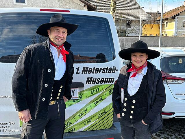 Der Schardenberger Zimmerer Franz Haas brachte seinen Sohn Adrian, derzeit noch „Taferlbua“ beim Brauchtumsverein, mit.