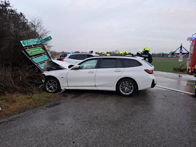 Der BMW nach dem Unfall | Foto: FF Bierbaum/ Kbl.