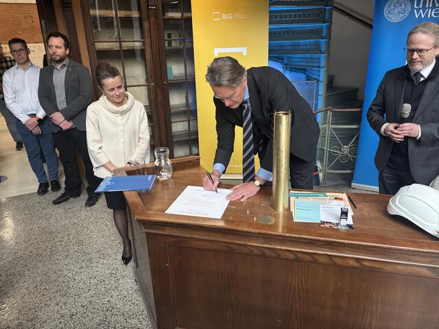 Eine Zeitkapsel soll in 100 Jahren an den aktuellen Zustand erinnern.  | Foto: Fabian Franz/MeinBezirk