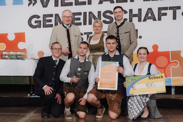 Bronze für Speisendorf: Markus Höhlmüller, Michael Zotter, Manuel Biegl, Sabine Pfeisinger (knieend) mit Stephan Pernkopf Irene Neumann-Hartberger und Alexander Bernhuber (stehend, jeweils v.l.) | Foto: Landjugend NÖ/Sophie Balber