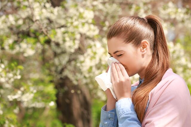 Schnupfen, brennende und juckende Augen oder Beschwerden der Atemwege sind typische Anzeichen einer Allergie.  | Foto: Africa Studio/shutterstock.com