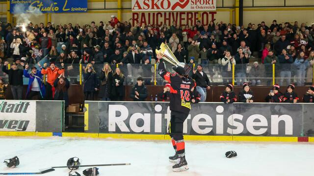 Stolz wurde der Meisterpokal dem zahlreichen Publikum präsentiert. | Foto: Ripu