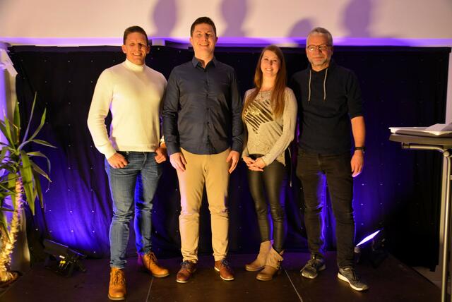 Auch Bürgermeister Manuel Gößler genoss mit Daniela Florian und Robert Schatzl den Auftritt von Roiland Otto Bauschenberger (2. v.li)