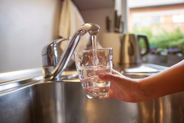 Ein Liter bestes Klagenfurter Trinkwasser kostet derzeit rund 33 Cent. (Symbolfoto) | Foto: stock.adobe.com/at/ samopauser