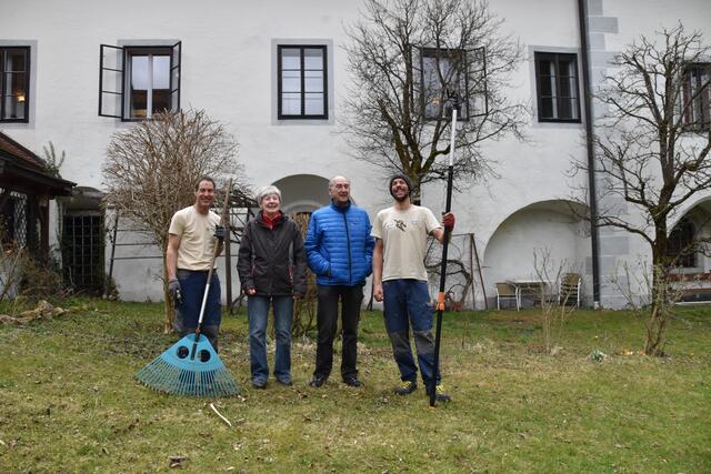 Perfekte Betreuung für den Garten in Gaming: Heidelinde und Gert Felsenstein (M.) mit den "Kreisläufern" Lukas Holzer (r.) und Markus Wurzer-Koch (l.) aus Scheibbs | Foto: Roland Mayr/MeinBezirk Scheibbs