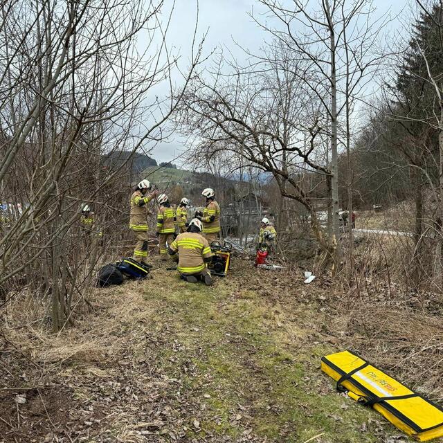  Durch die hervorragende Zusammenarbeit konnten die Personen rasch und schonend aus dem Fahrzeug befreit und dem Roten Kreuz zur weiteren medizinischen Versorgung übergeben werden. | Foto: Freiwillige Feuerwehr Leogang