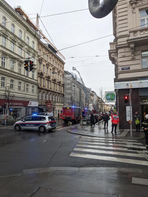 Mit einer Drehleiter wird das Dach inspiziert. | Foto: privat