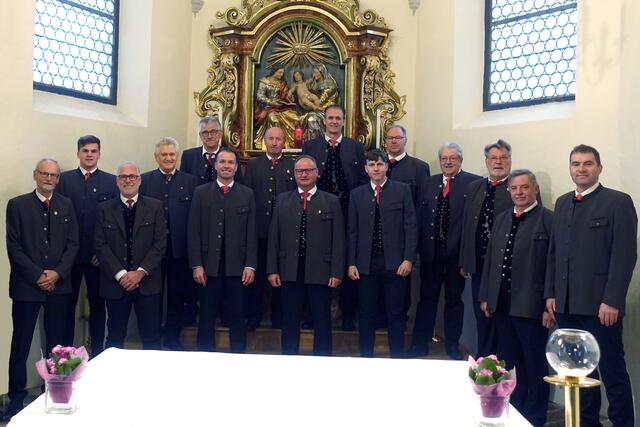 Die Jaklinger Sänger mit ihren neuen Anzügen in blau. | Foto: Privat