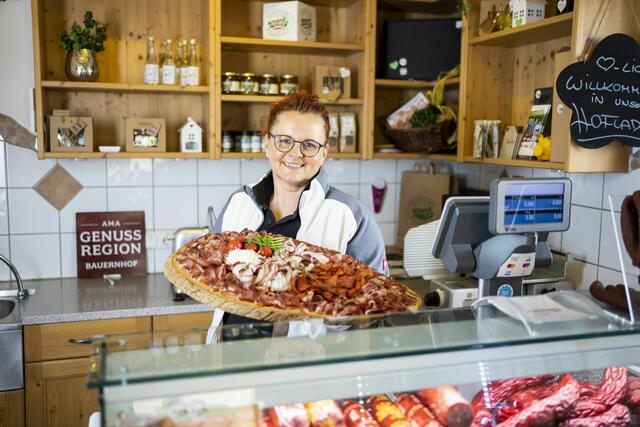 Ilse und Johann Harold holten sich Gold mit ihren Produkten: Saumaisen geräuchert, Käsekrainer und Bratwurst gebrüht. | Foto: Netzwerk Kulinarik