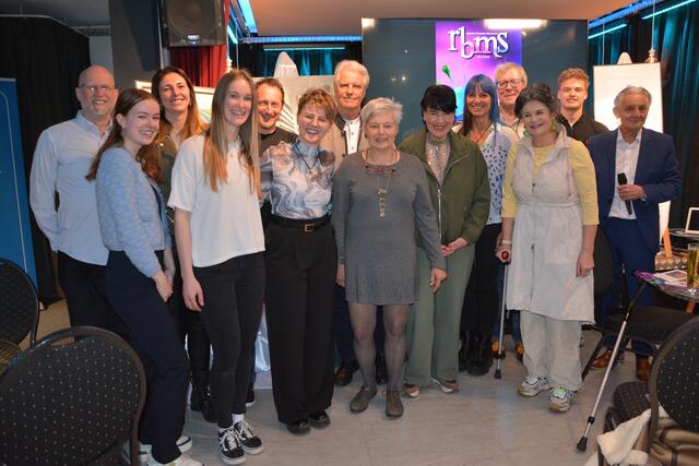 Das rbms-Team mit in der 10. Ausgabe porträtierten KünstlerInnen - v.l. Reinhard Atzl, Carolin Weidner, Yara Lettenbichler, Laura Hagleitner, Christian Kössler, Jenny Madreiter, Hans-Peter Gruber, Ula Etzlinger-Staf, Gabi Madersbacher, Petronella Rieder, Mike Pfeffer, Hedy Wechner, Dominic und Adi Haaser. | Foto: Veronika Spielbichler