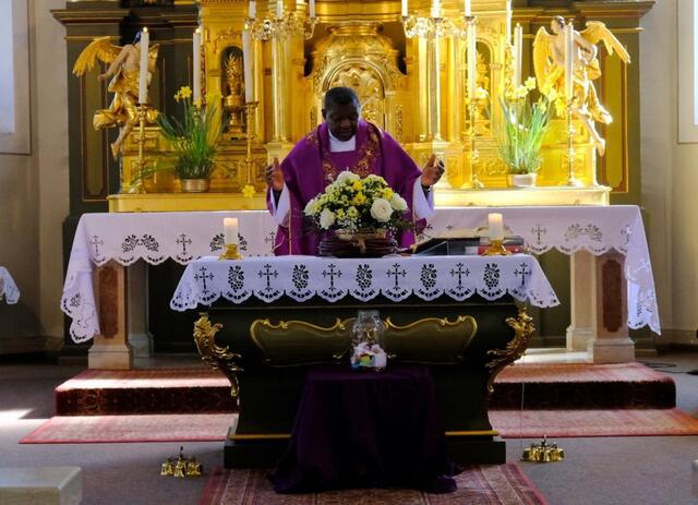 Ortspfarrer Didacus Ilo zelebrierte den feierlichen Festgottesdienst, den die Blaskapelle mit der „Haydn-Messe“ umrahmte.