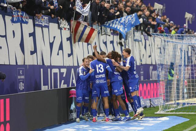 Ein Erfolg, der besonders süß schmeckt: Der FC Blau-Weiß Linz zieht in die Meistergruppe ein und schickt den Stadtrivalen LASK eine Etage tiefer.  | Foto: Bernd Speta/Blau-Weiß Linz