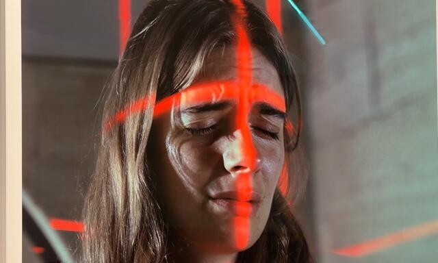 Unter dem Ausstellungstitel „A Step Further Leads to Innate Instinct“ treten zwei seiner Serien in einen Dialog und zeigen, wie eng schleichende Transformationen und plötzliche Bruchpunkte miteinander verwoben sind. | Foto: Carmen Kurcz