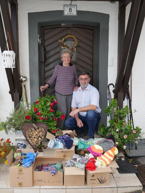 Richard Donauer mit Marianne Freudenthaler von der Strickrunde St. Veit, diese wurde von der Theatergruppe mit einer Spende unterstützt um Wolle für einen guten Zweck zu organisieren. | Foto: Anita Empl
