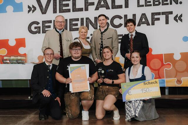 Silber für Vitis: Landesobmann a.D. Markus Hohlmüller, Florian Kozar und Anja Wurz, Sprengelleitungen von Vitis, sowie Landesleiterin Sabine Pfeisinger (knieend) mit LH-Stv. Stephan Pernkopf, NR Irene Neumann-Hartberger, EU-Parlamentarier Alexander Bernhuber, Hannes Bühringer von der NÖ Versicherung (stehend, jeweils v.l.) | Foto: Landjugend NÖ/Sophie Balber