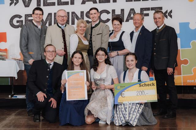 Gold für Waldkirchen: Markus Höhlmüller, Jacqueline Eipeltauer, Anika Schmied, Sabine Pfeisinger (knieend) mit Lorenz Mayr, Stephan Pernkopf, Irene Neumann-Hartberger, Alexander Bernhuber, Andrea Wagner, Charly Zöchling und Johann Bösendorfer (stehend, jeweils v.l.) | Foto: Landjugend NÖ/Sophie Balber