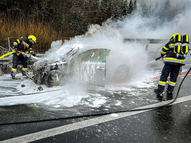 Auf der A9 bei Mautern stand ein Pkw im Baustellenbereich in Vollbrand. Aufgrund der dortigen Verkehrsführung mit Gegenverkehr musste die Autobahn in beiden Fahrtrichtungen vorübergehend gesperrt werden. | Foto: Stefan Riemelmoser, FF-Mautern
